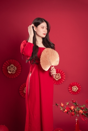 手持蒲扇亚洲美女写真图片